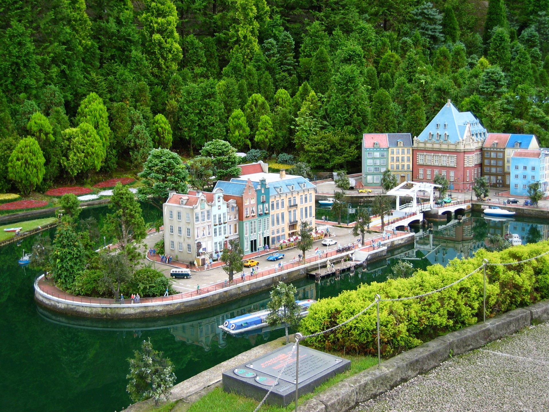 casas agua árboles personas