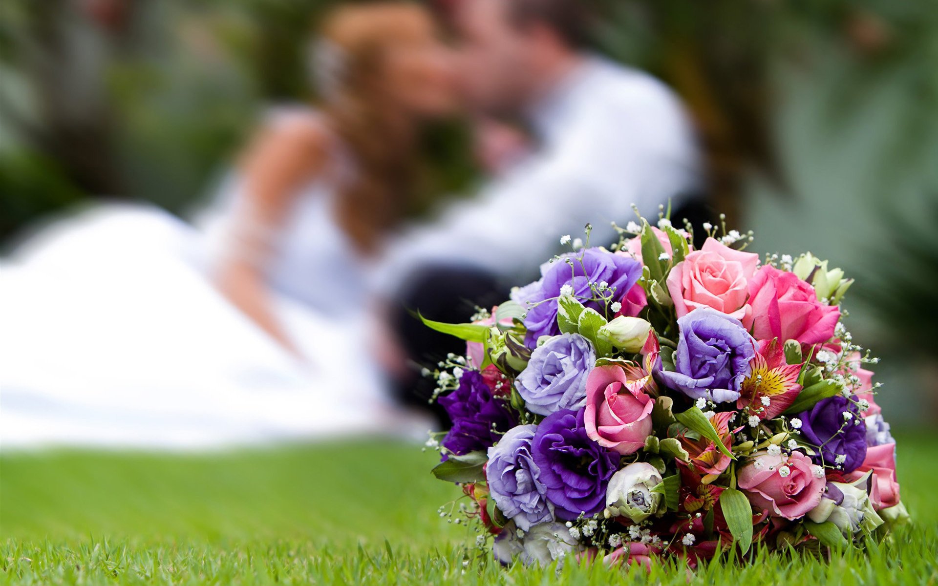 braut bitter blumenstrauß blumen brautpaar gefühle hochzeit urlaub bräutigam braut liebe verwischen brautstrauß zärtlichkeit rosen