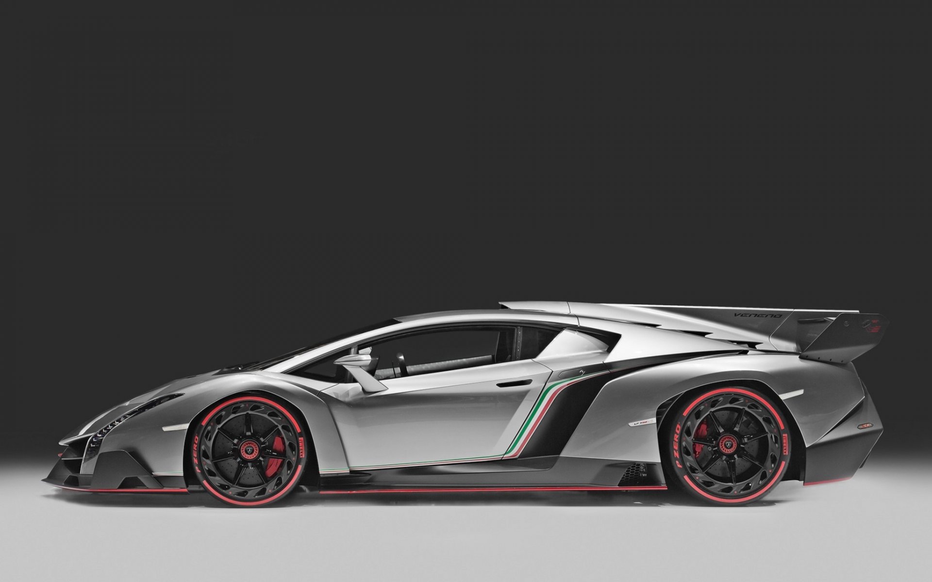 lamborghini veneno vue arrière aileron couleurs italie drapeau