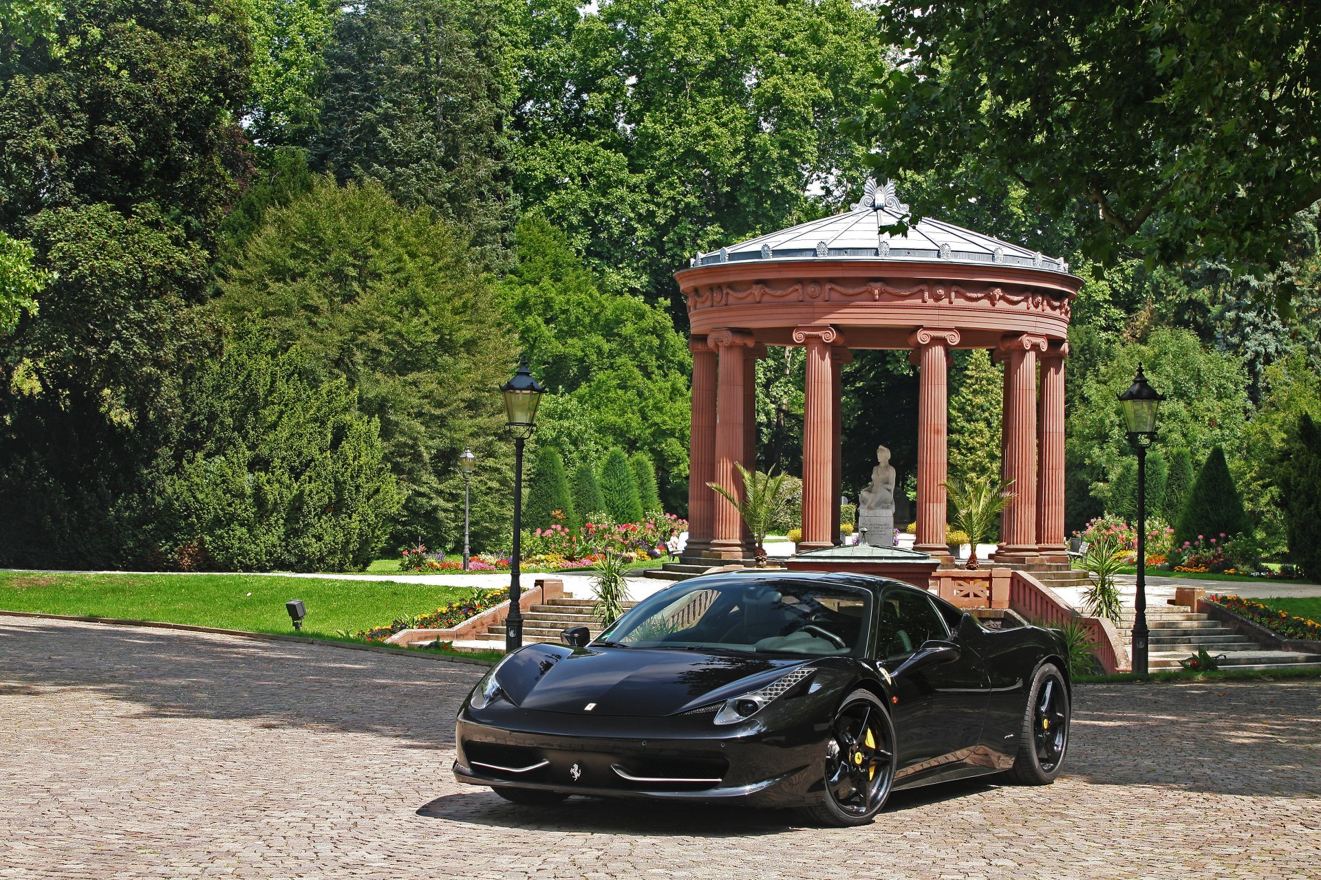 ferrari 458 italia nero ferrari italia vista frontale statua luci alberi