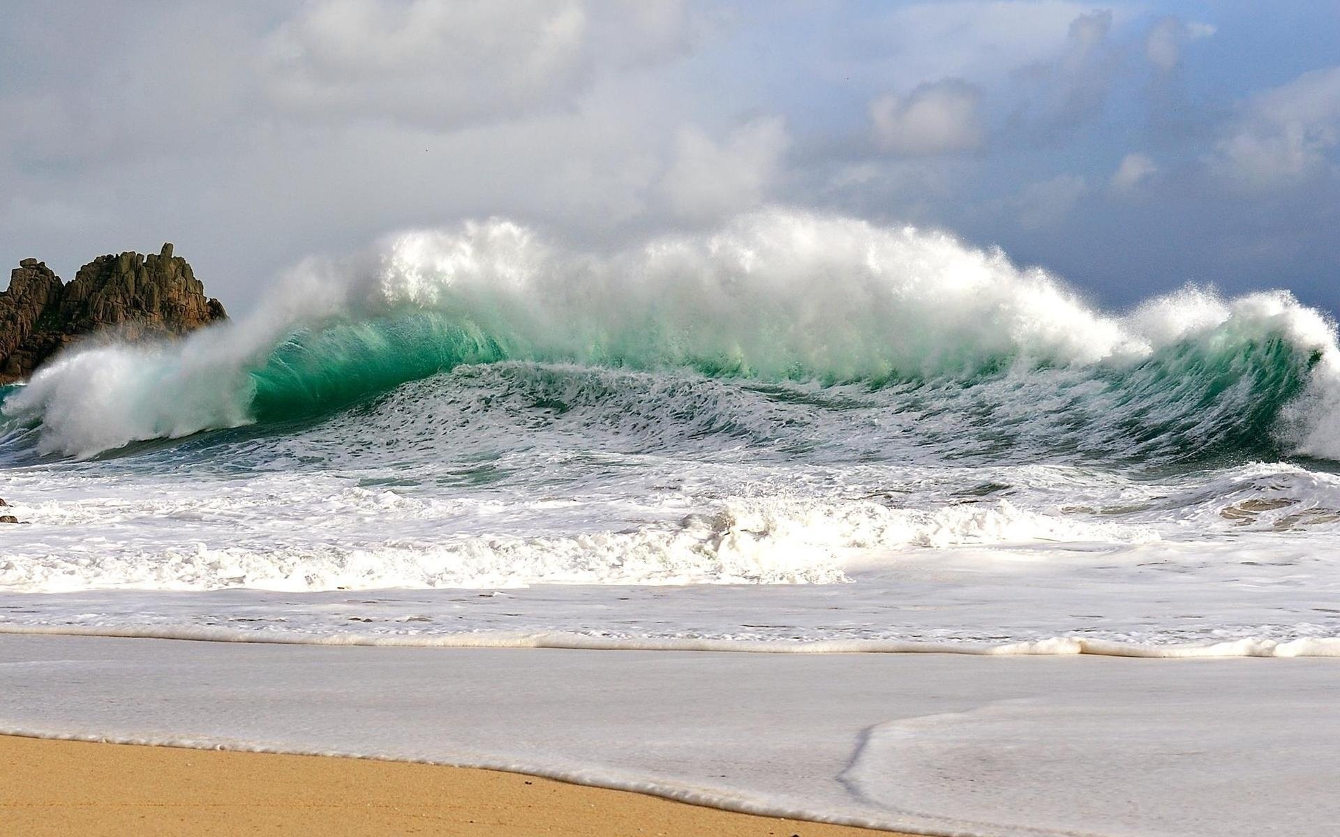 mer vagues mousse surf tempête eau verte ciel nuages rocher côte plage eau