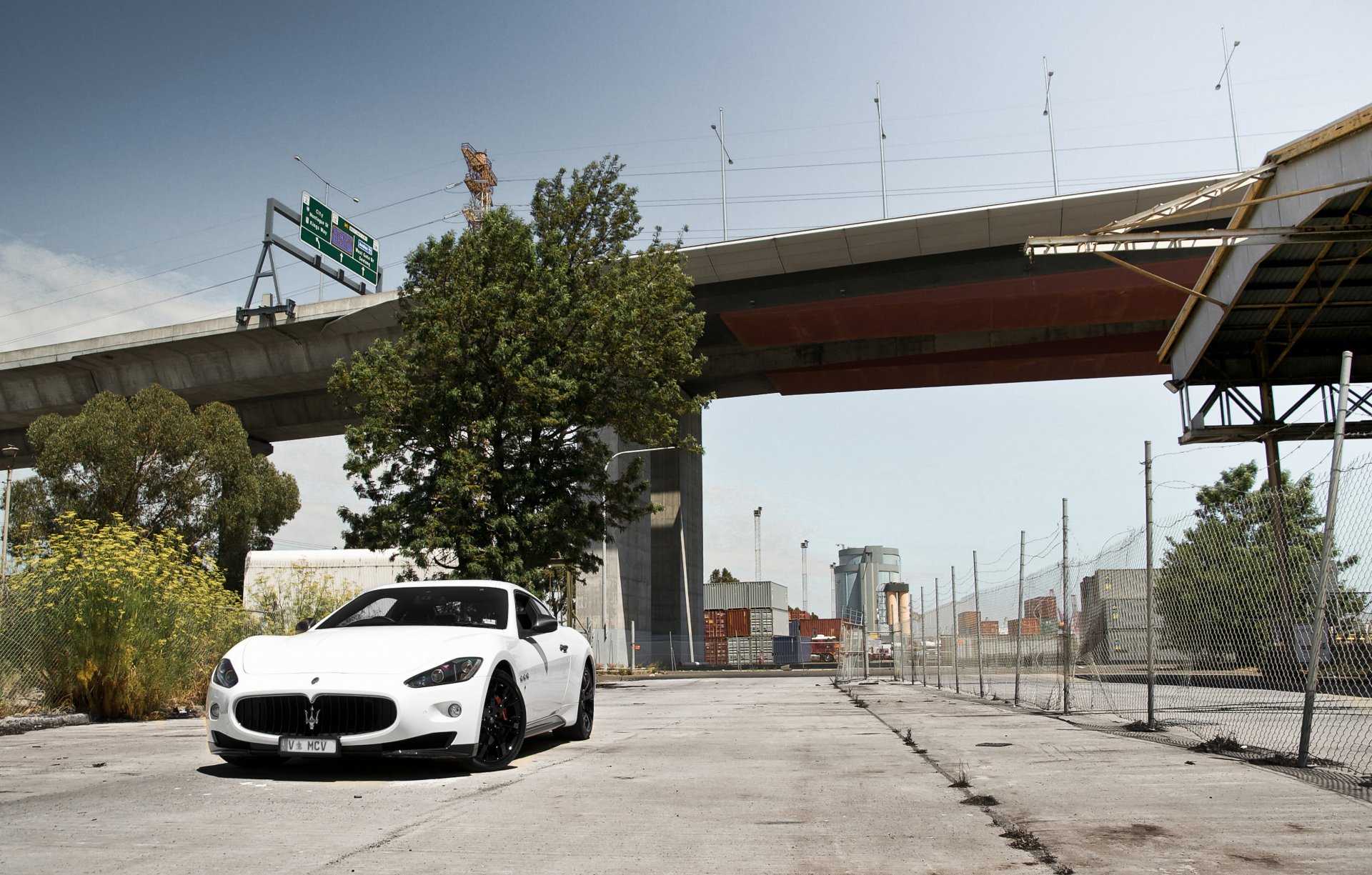 maserati granturismo mc stradale biały maserati granturismo stradale widok z przodu ogrodzenie most niebo