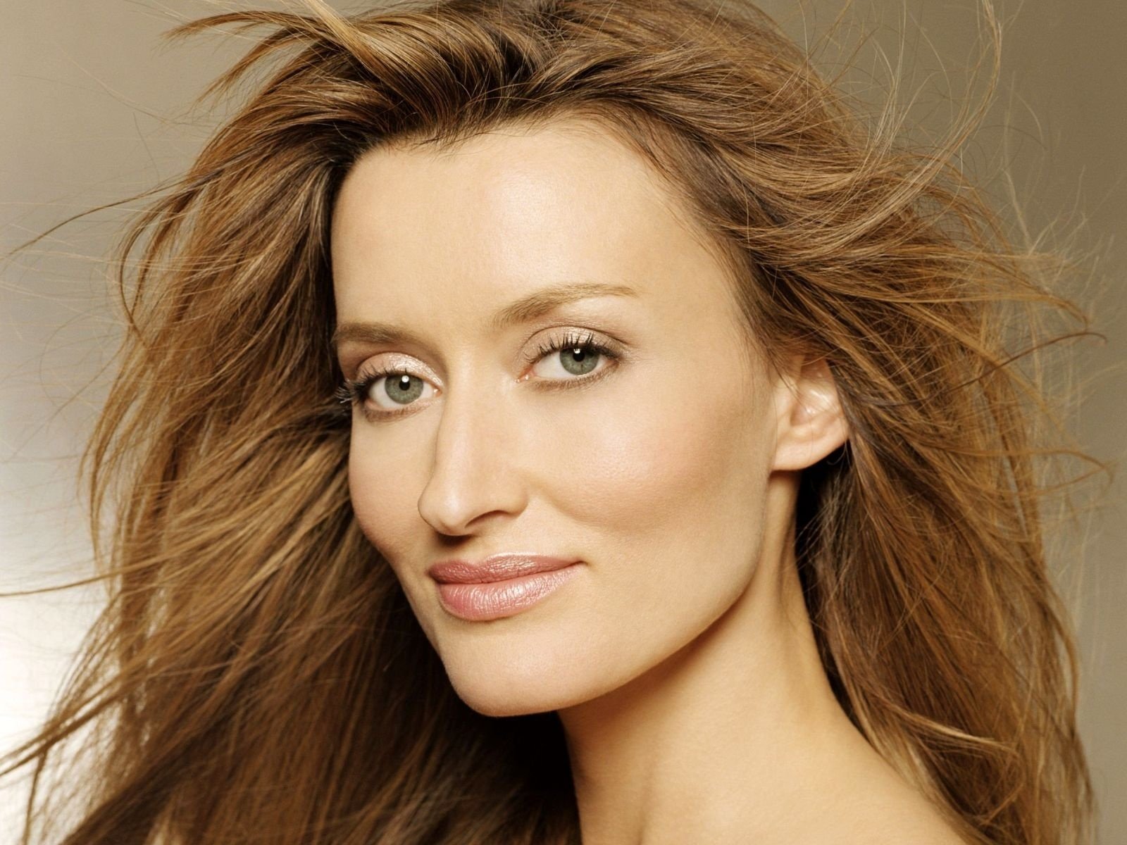 natascha mcelhone natasha mcelhone schauspielerin hintergrund augen haare blick gesicht grüne augen rothaarige lächeln mädchen wind porträt fotomodelle