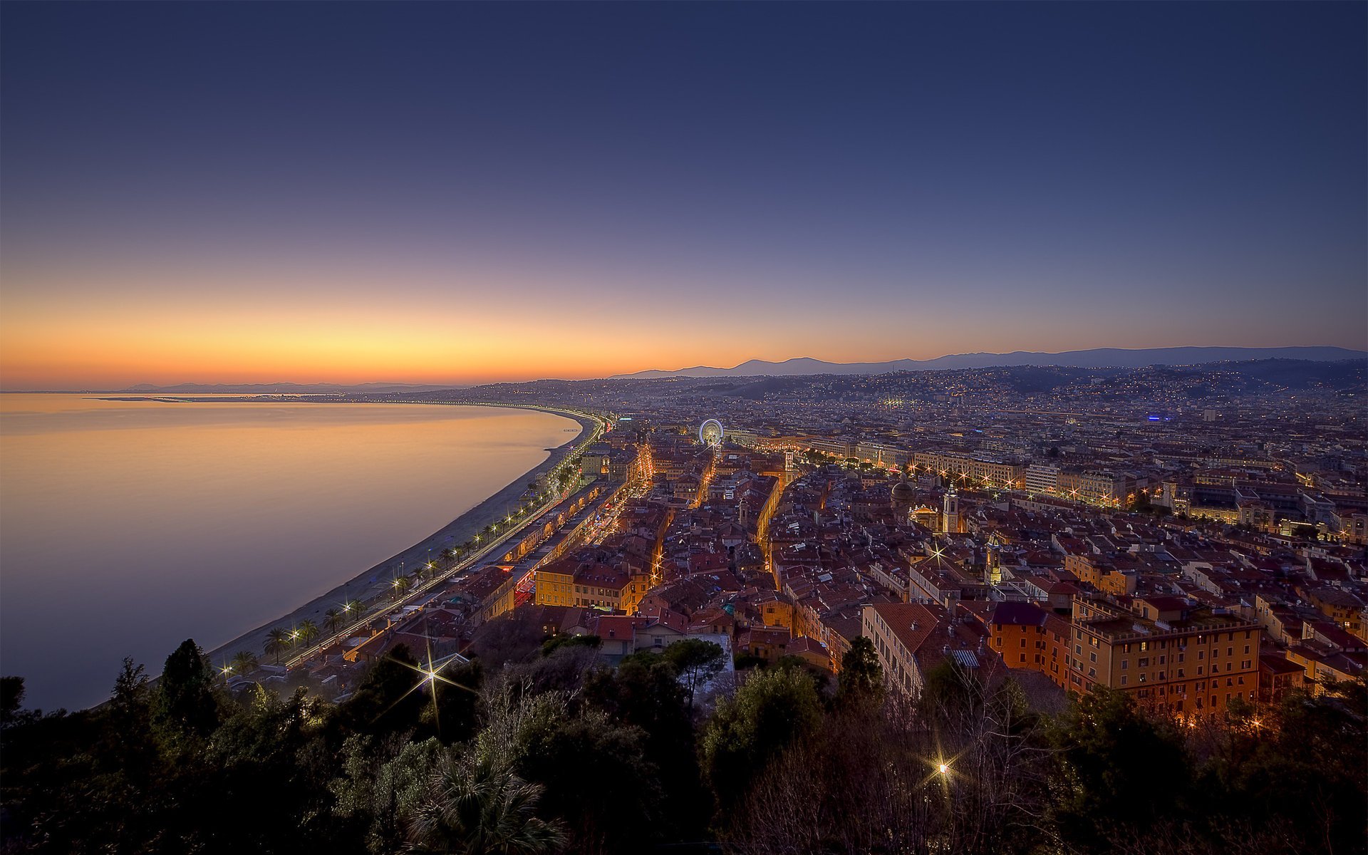 noc good night nice panorama korony drzew francja miasto wybrzeże woda powierzchnia niebo światło światła widok latarnie promenada domy budynki drzewa horyzont zachód słońca