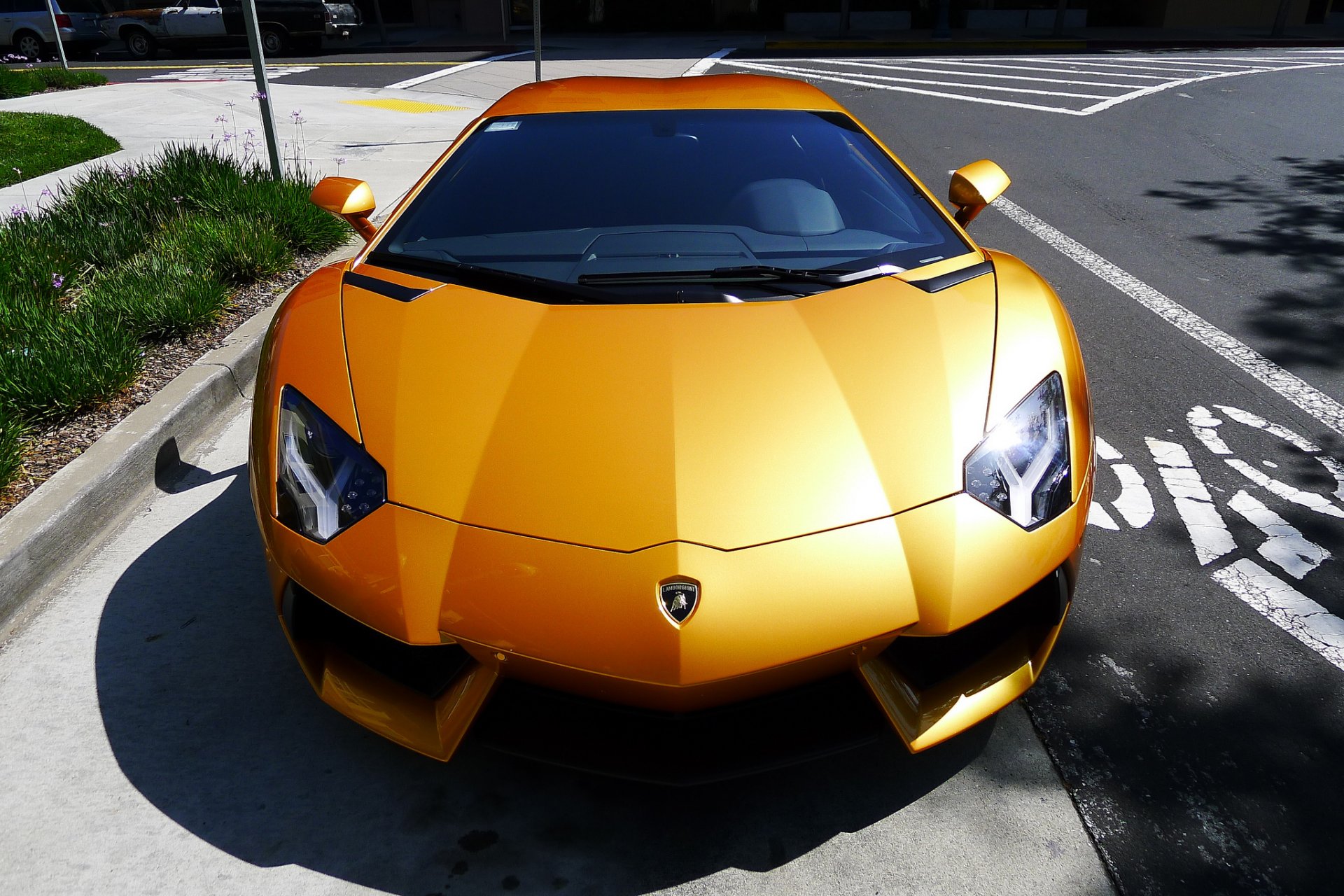 lamborghini aventador lp700-4 jaune lamborghini aventador vue de dessus parking porebric herbe éblouissement