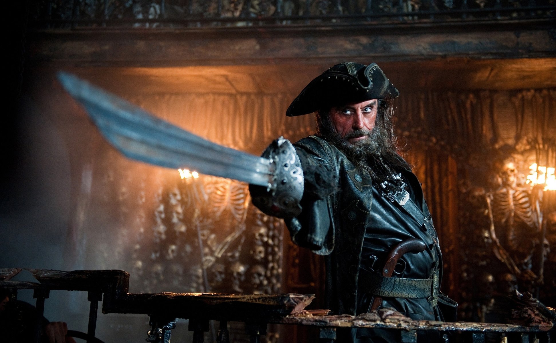 pistolet pirates des caraïbes 4 pirate barbe noire épée arme barbe coiffe héros cinéma cadre squelettes obscurité ceinture regard hommes acteurs de cinéma films