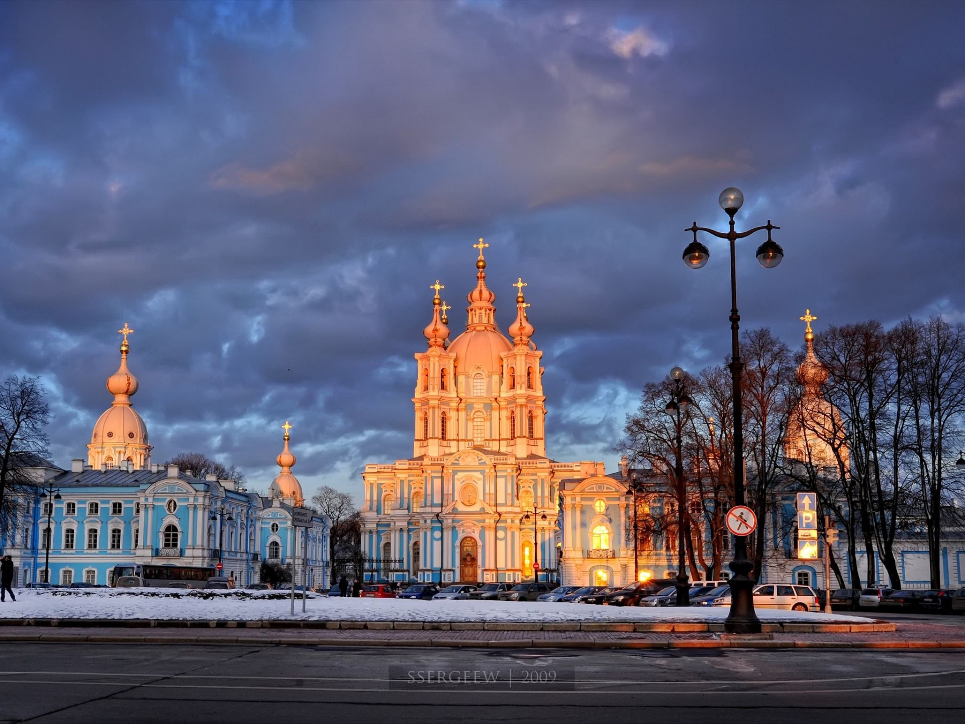 sergiev posad iglesia casas linterna árboles