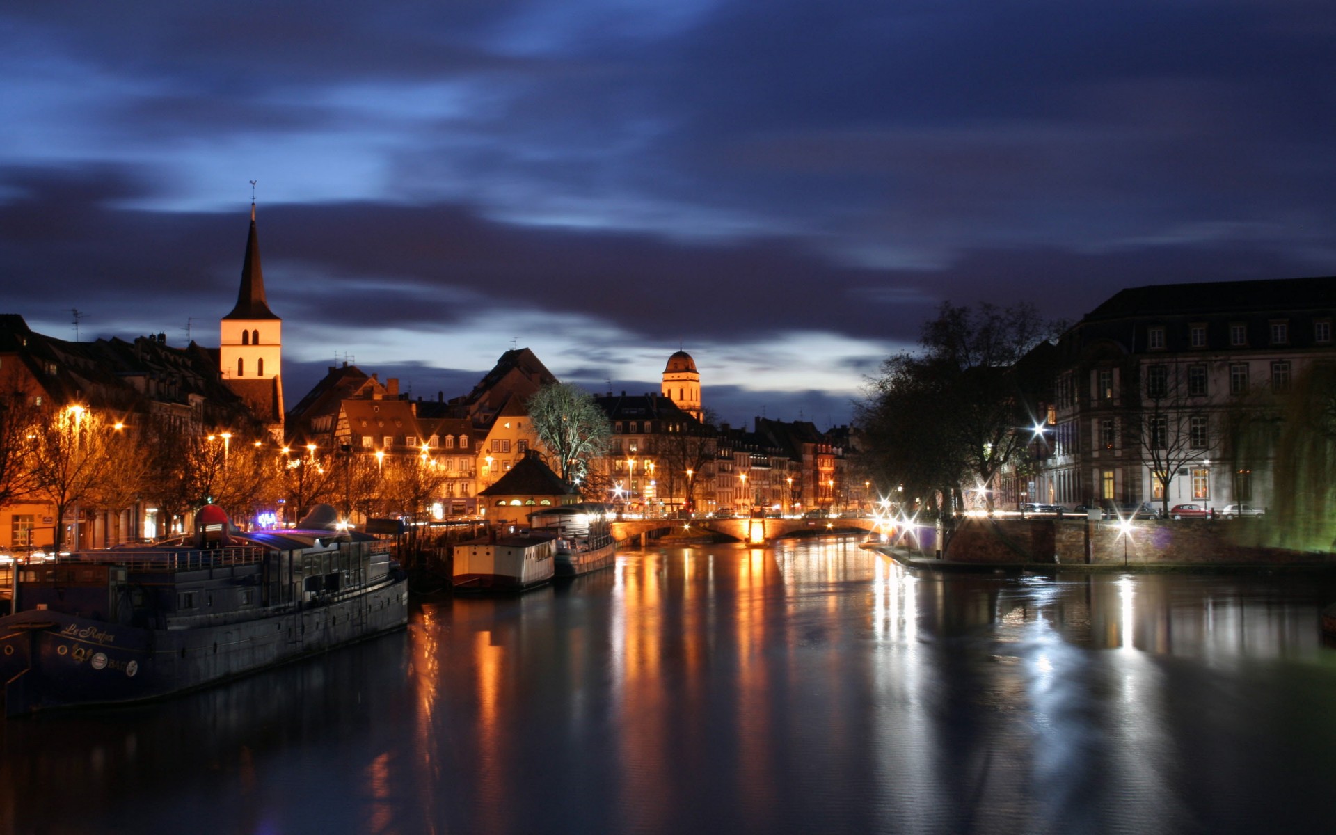 strasbourg rivière réflexion lumières