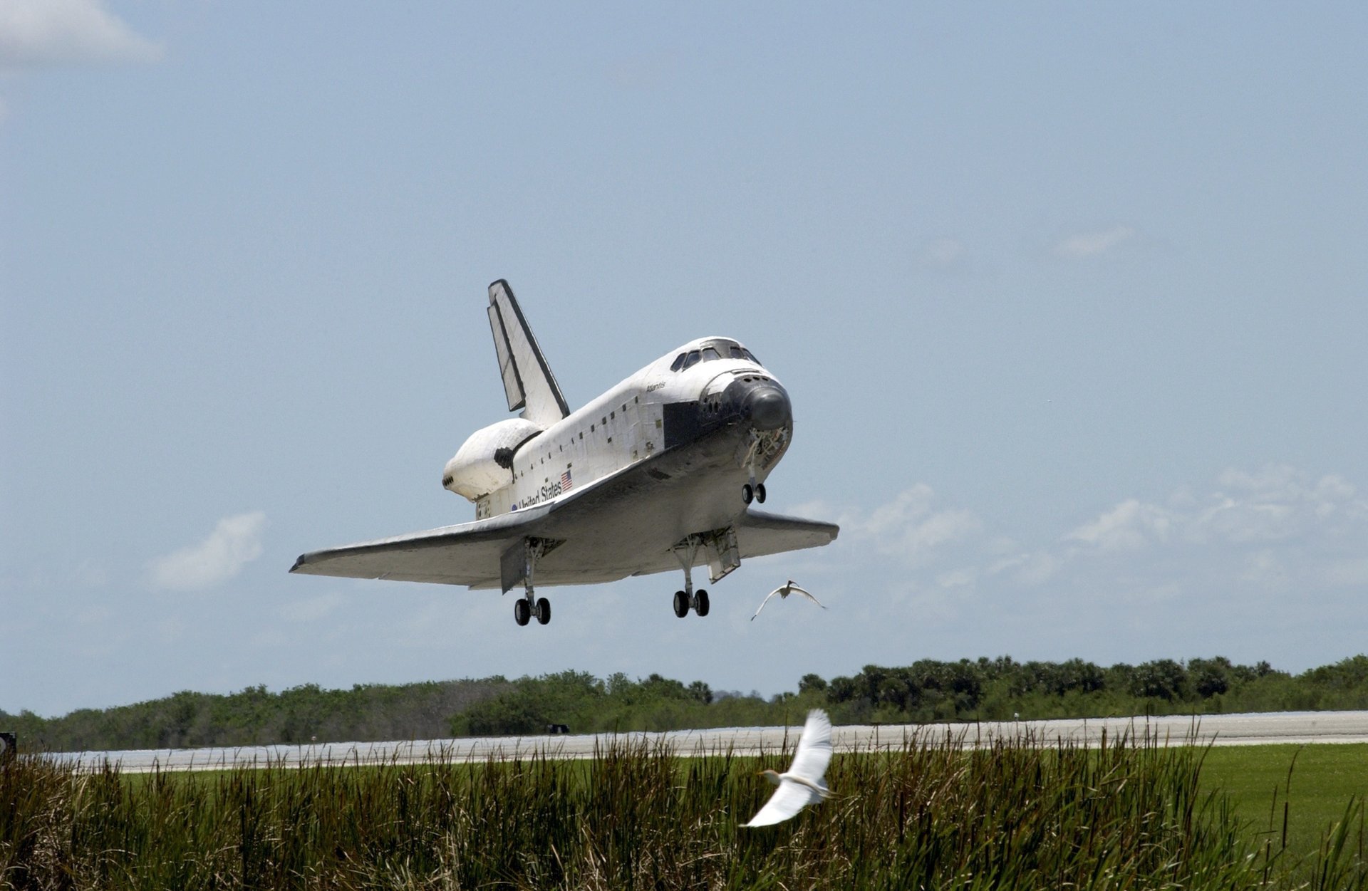 nasa wahadłowiec start kosmos shuttle usa columbia usa samolot avia chmury niebo drzewa pole kosmonautyka technika kosmiczna