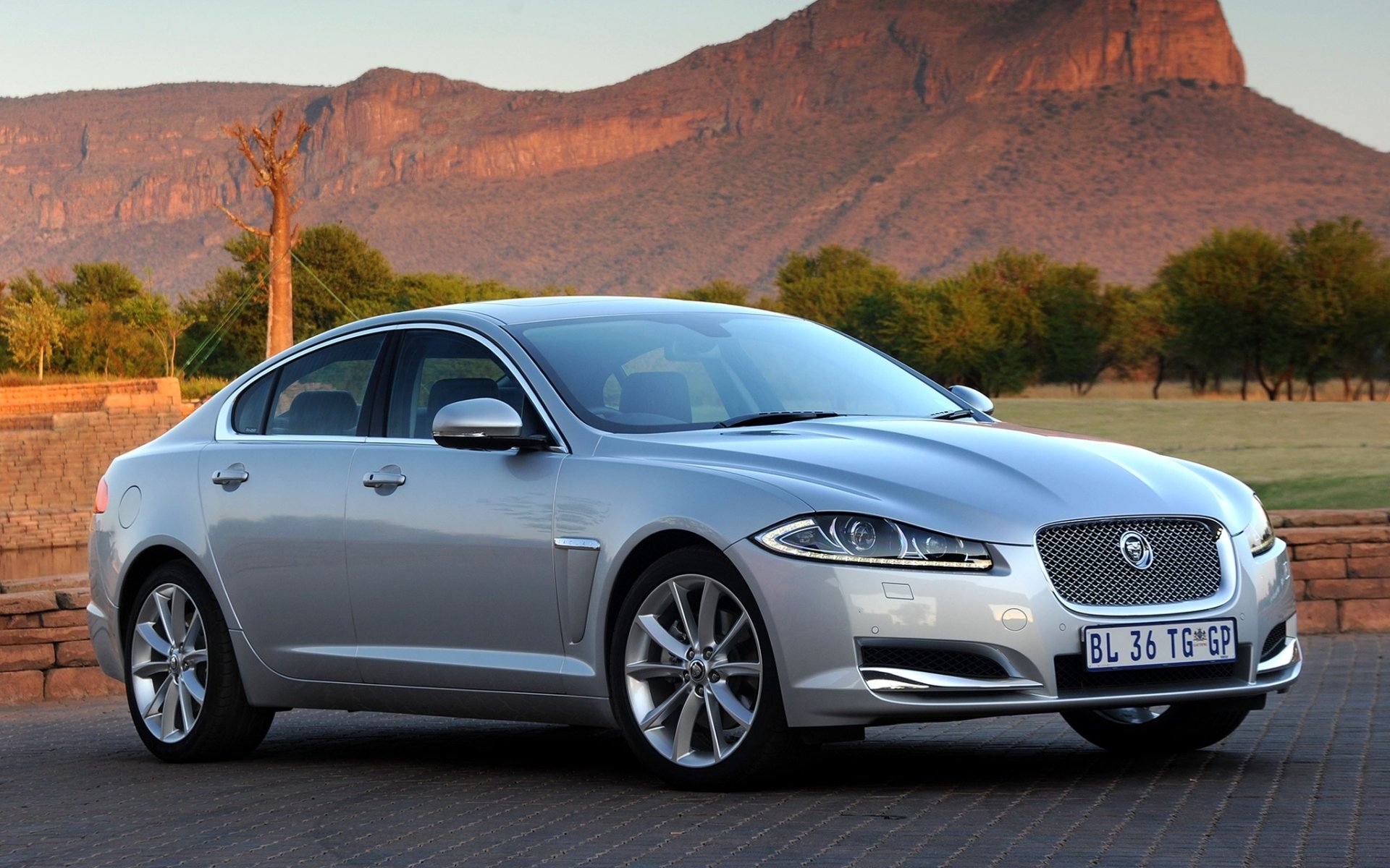 jaguar xf jaguar xsef sedan srebrny.przód skała tło