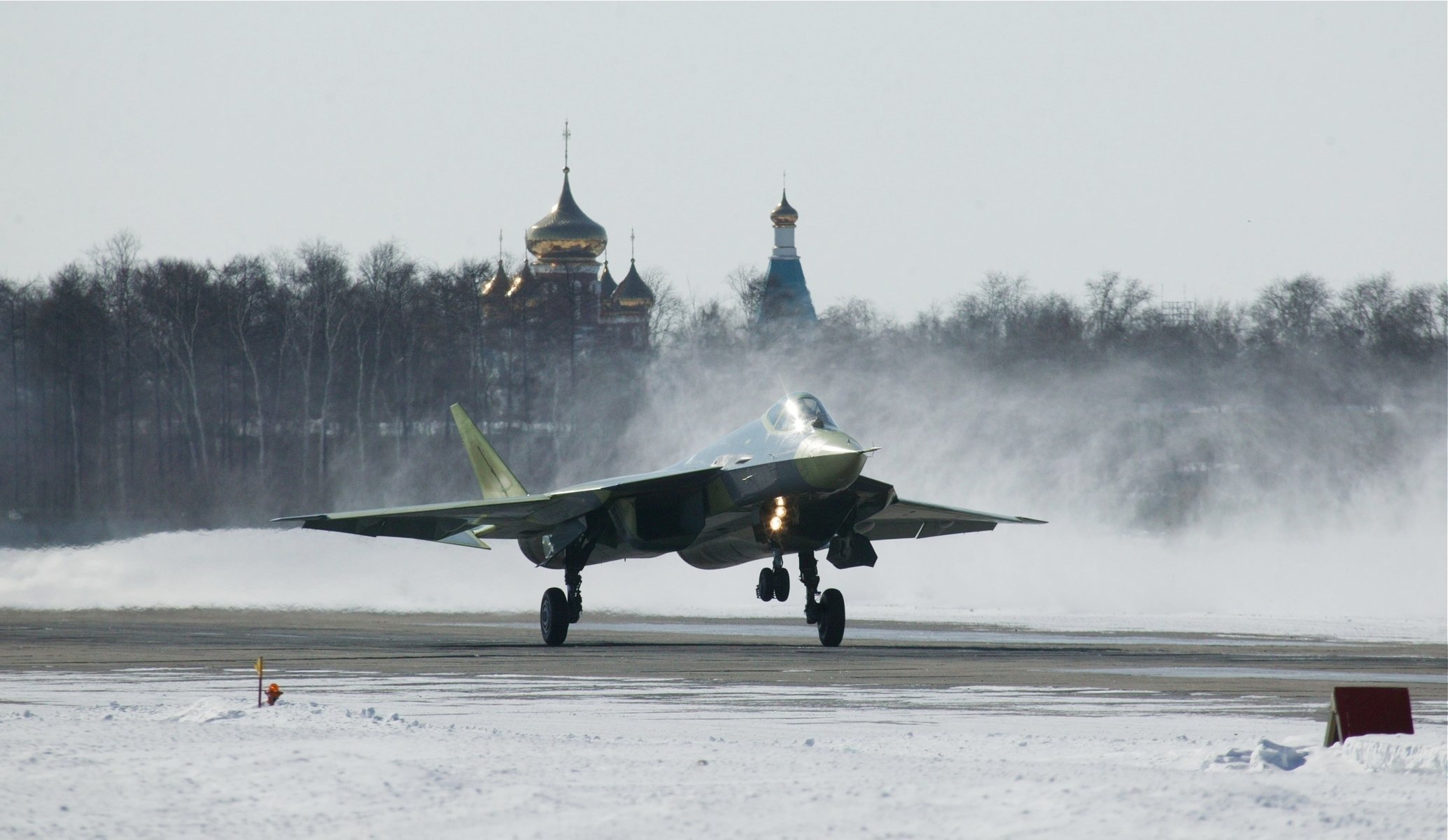 caza t-50 avión fuerza aérea rusa sukhoi aviación iglesia templo cúpulas árboles nieve invierno aviación militar equipo militar aviación religión