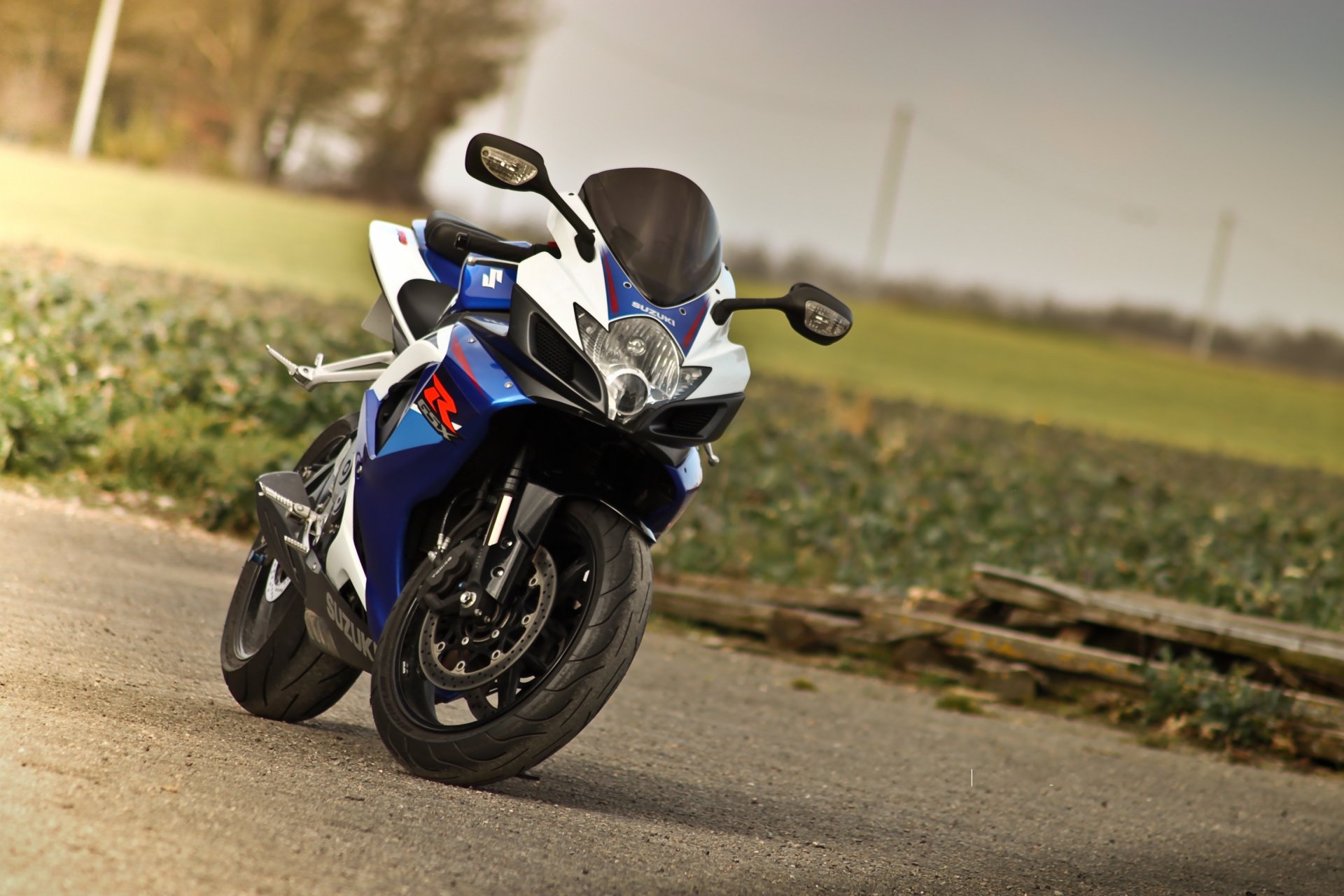 uzuki gsx-r750 blu bicicletta supersport suzuki moto prato