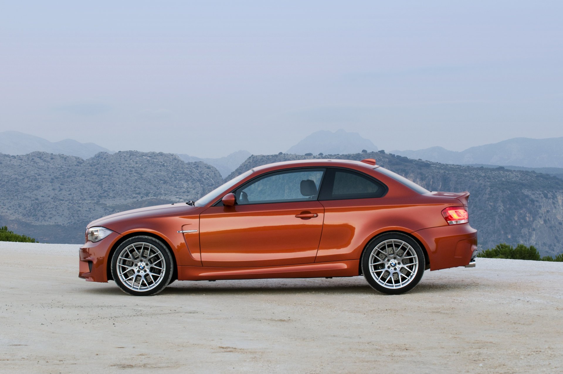 bmw 1m e82 бмв купе спорткар германия бавария авто машина профиль оранжевое авто металлик диски колеса транспорт автомобиль легковые авто автотранспорт