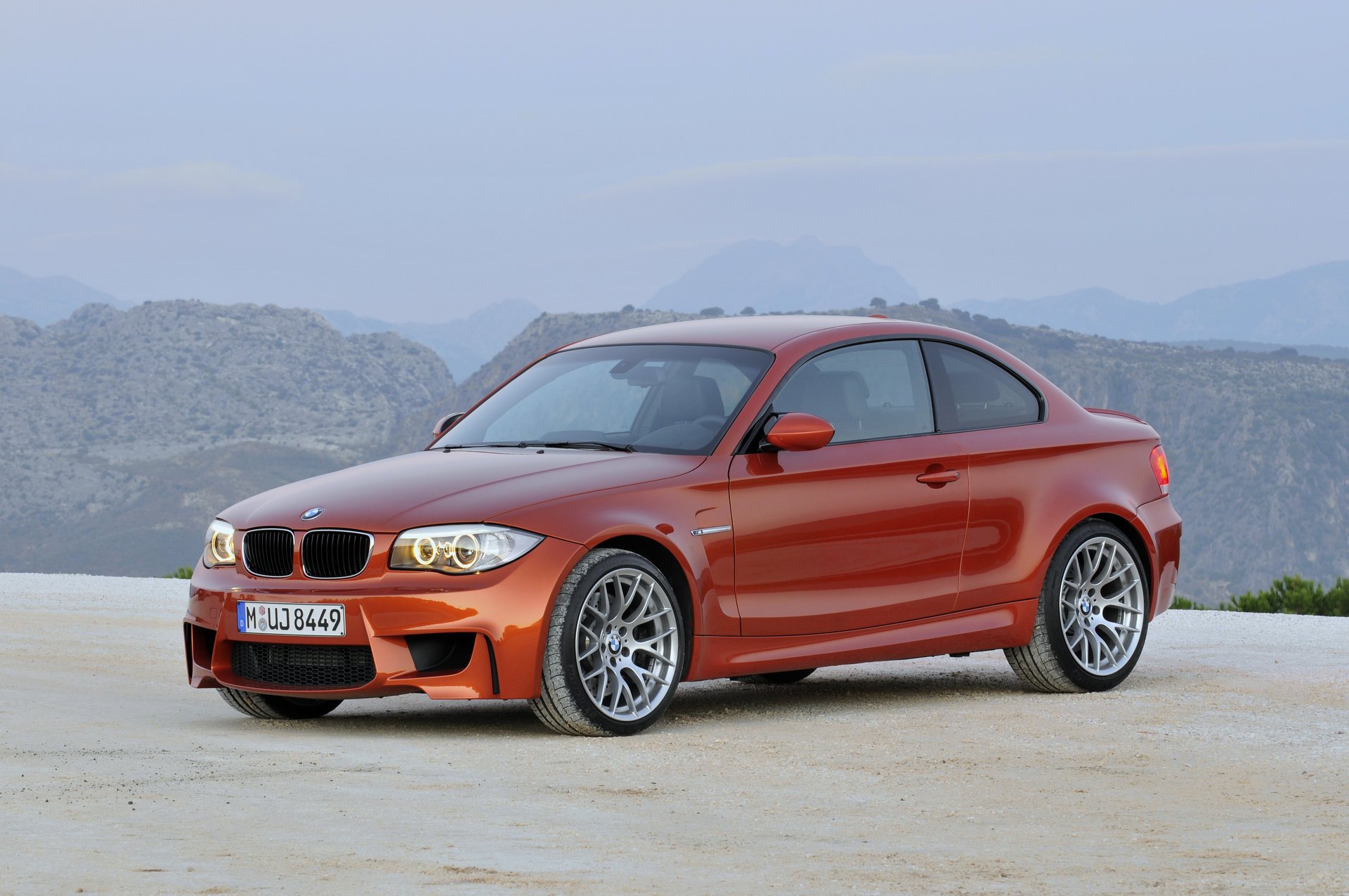 bmw 1m e82 бмв купе спорткар германия бавария диски фары колеса форма машина авто оранжевое авто горы транспорт автомобиль легковые авто автотранспорт