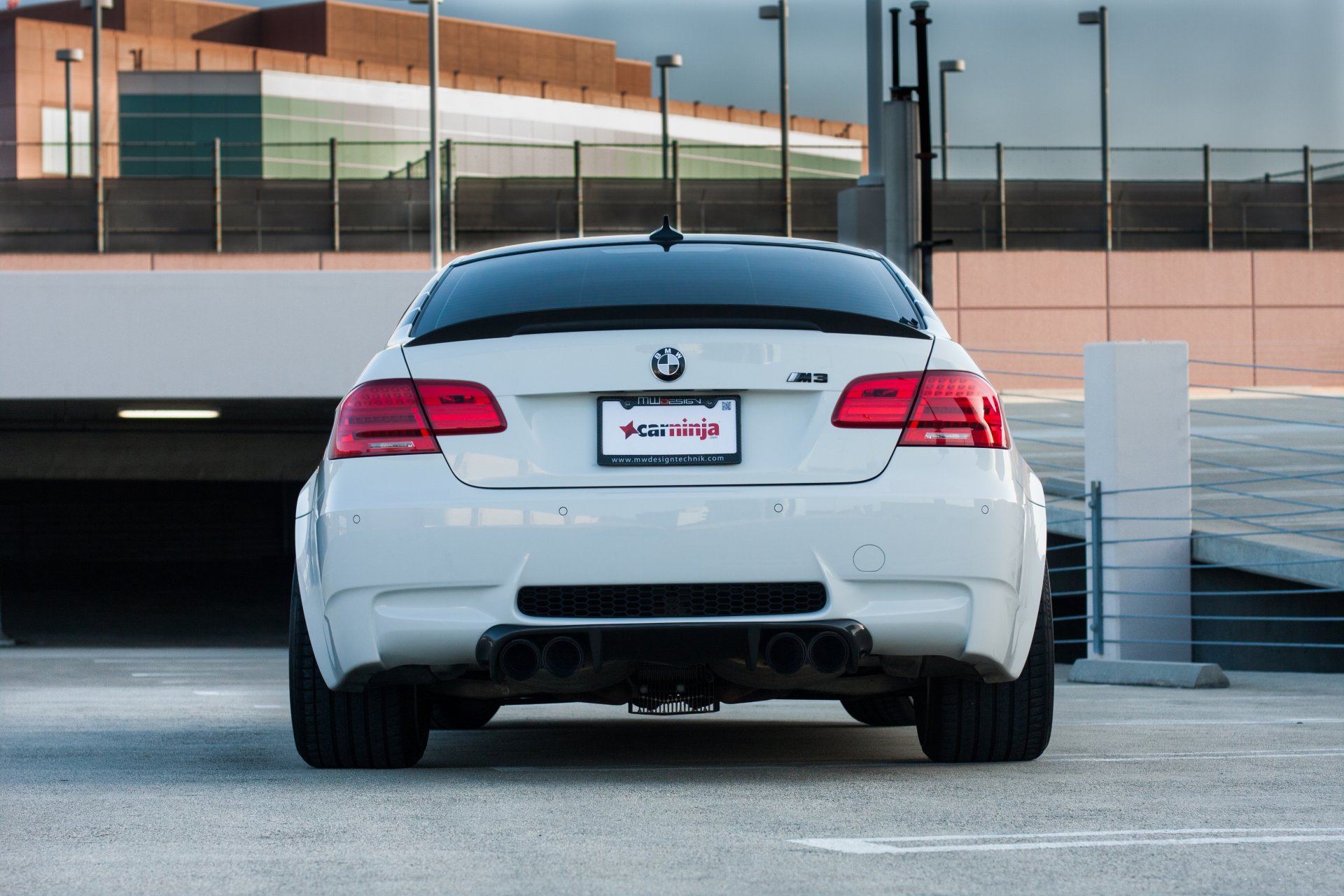 bmw m3 e92 blanc parking bmw arrière marquage garde-corps lumières