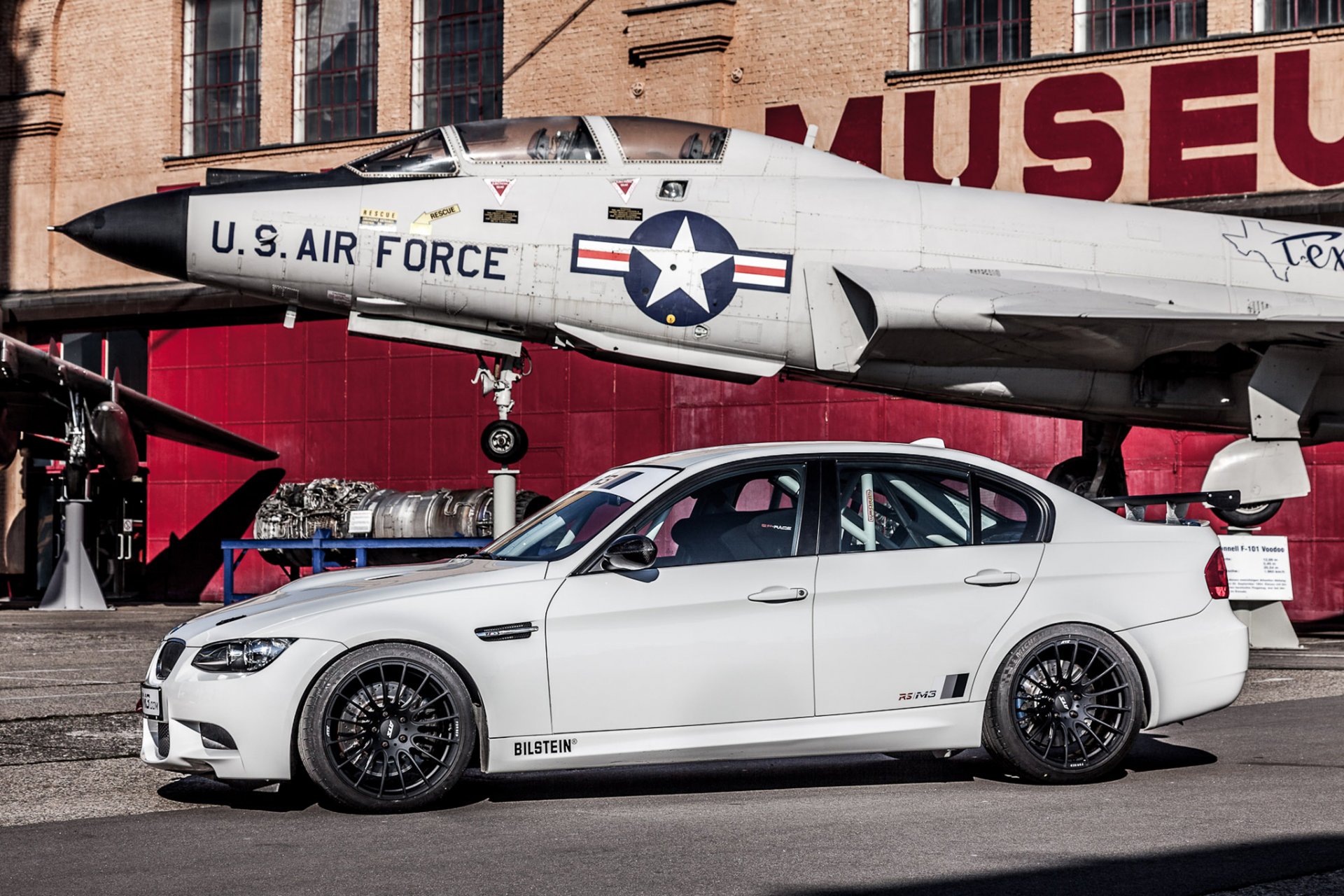 bmw m3 e92 pc weiß flugzeug museum bmw