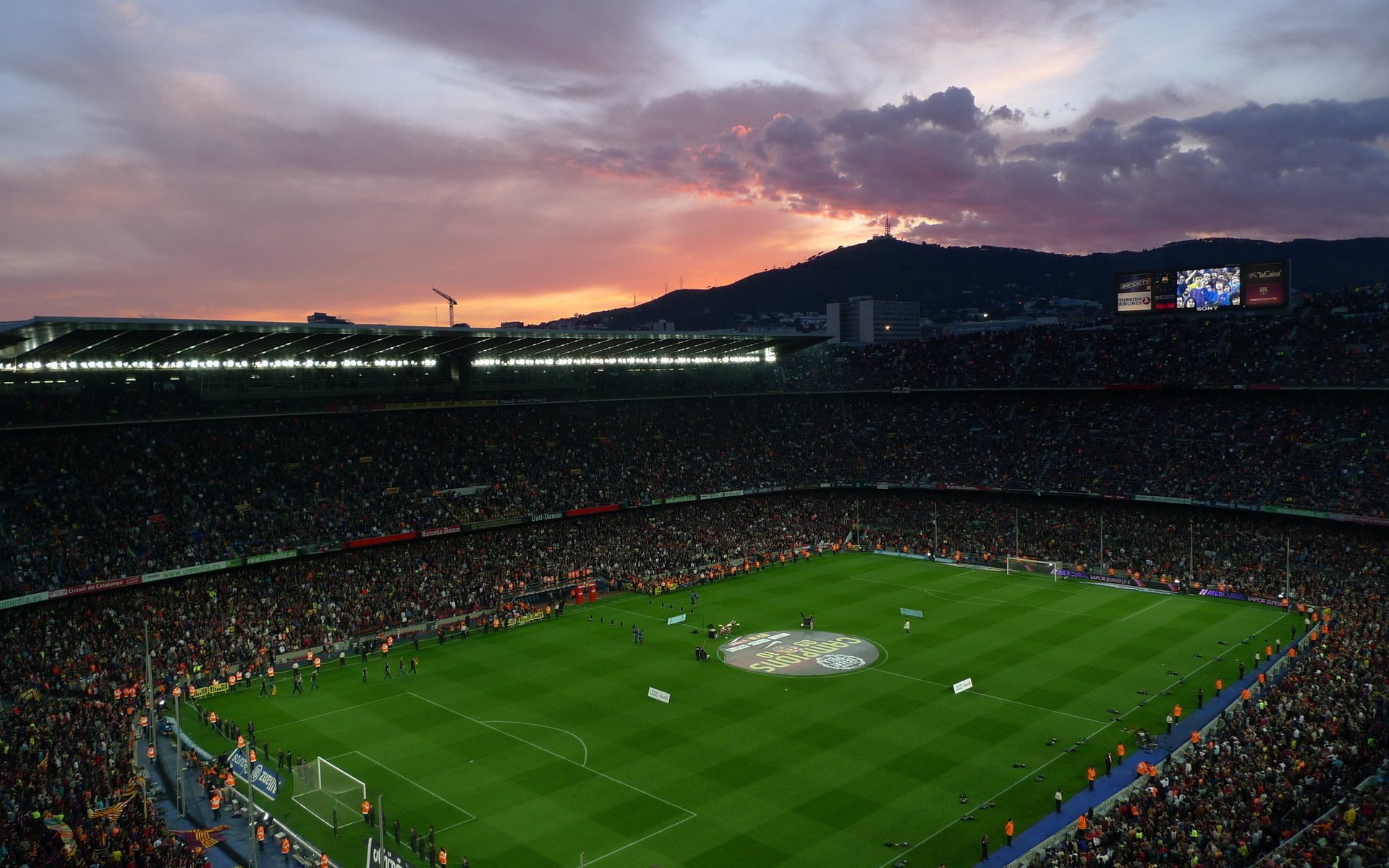 nou camp preparazione per la partita calcio spagna barcellona stadio arena camp nou tifosi sera nuvole prato sport