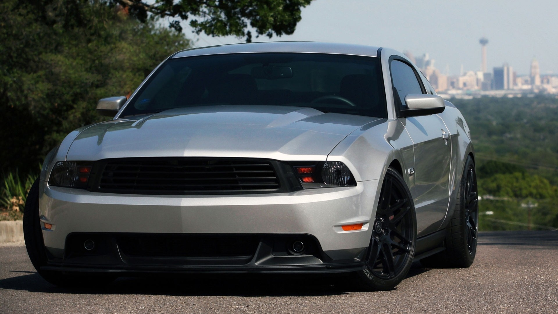 ford route mustang voiture gris gros plan