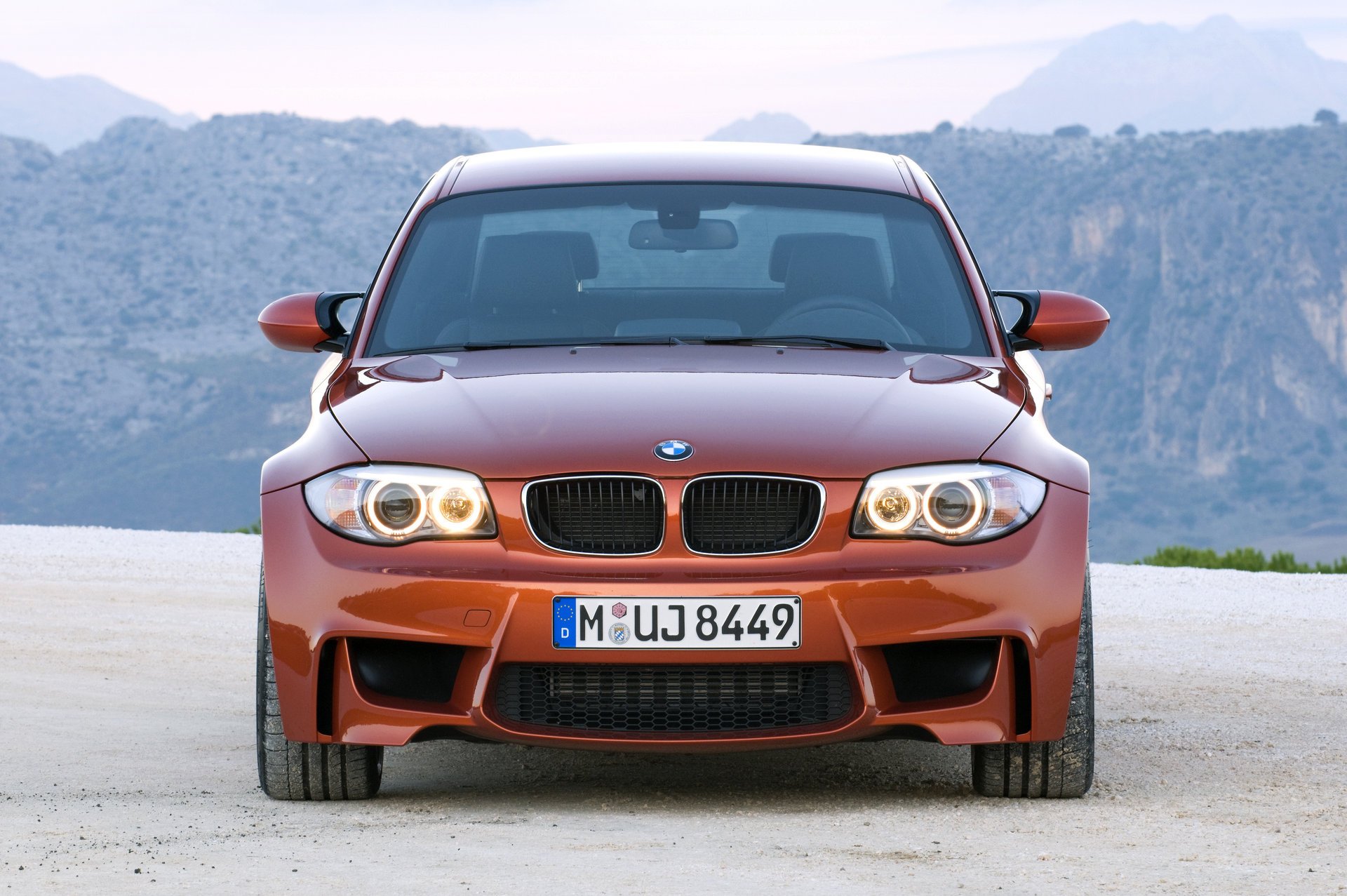 ceglany kolor bmw 1m e82 bmw coupe samochód sportowy niemcy bawaria auto samochód reflektory góry trasport fajne taczki samochód samochody transport pojazd