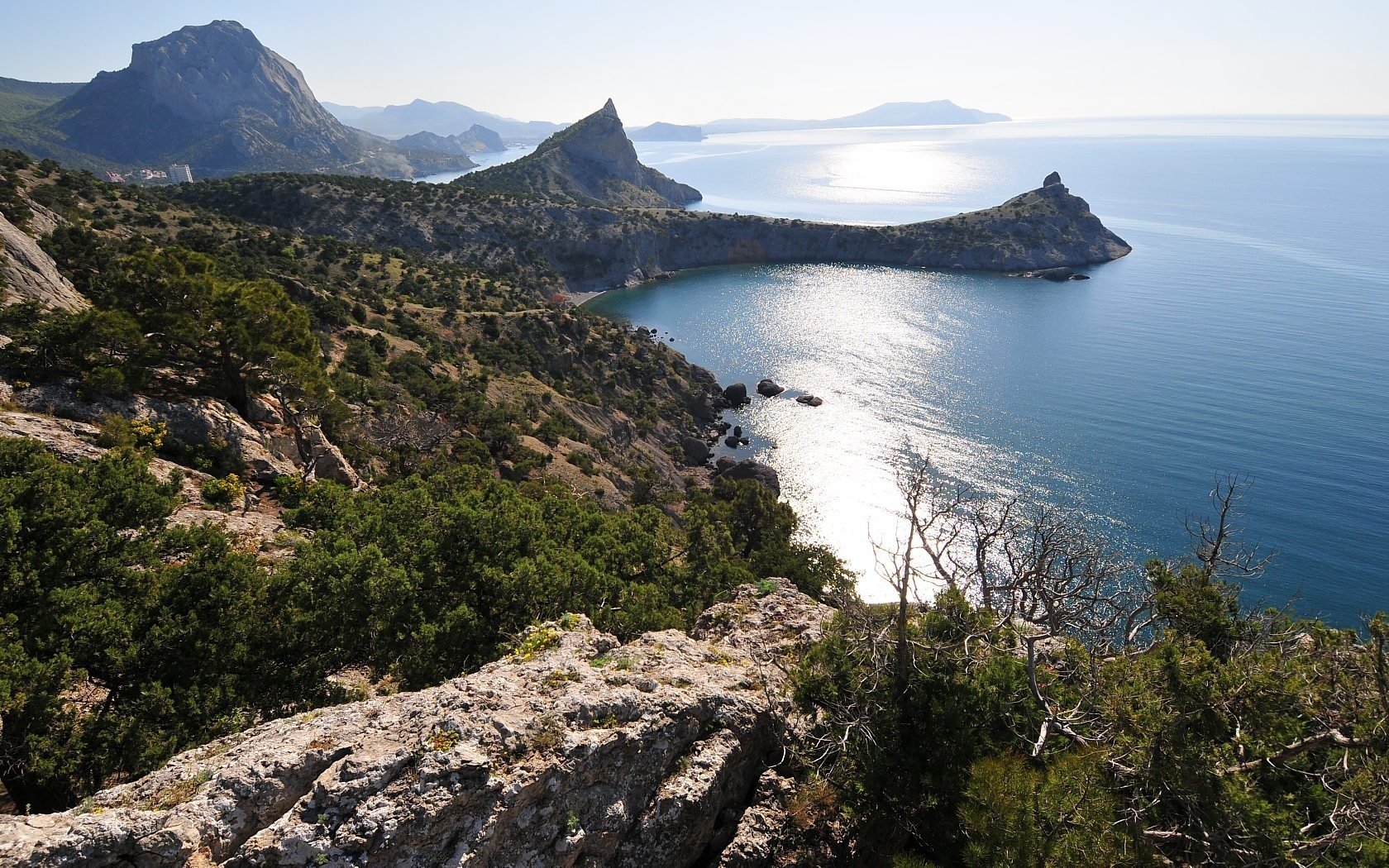 nouvelle lumière crimée montagnes baie mer baie paysage nature rochers horizon soleil surface belle vue végétation falaise eau