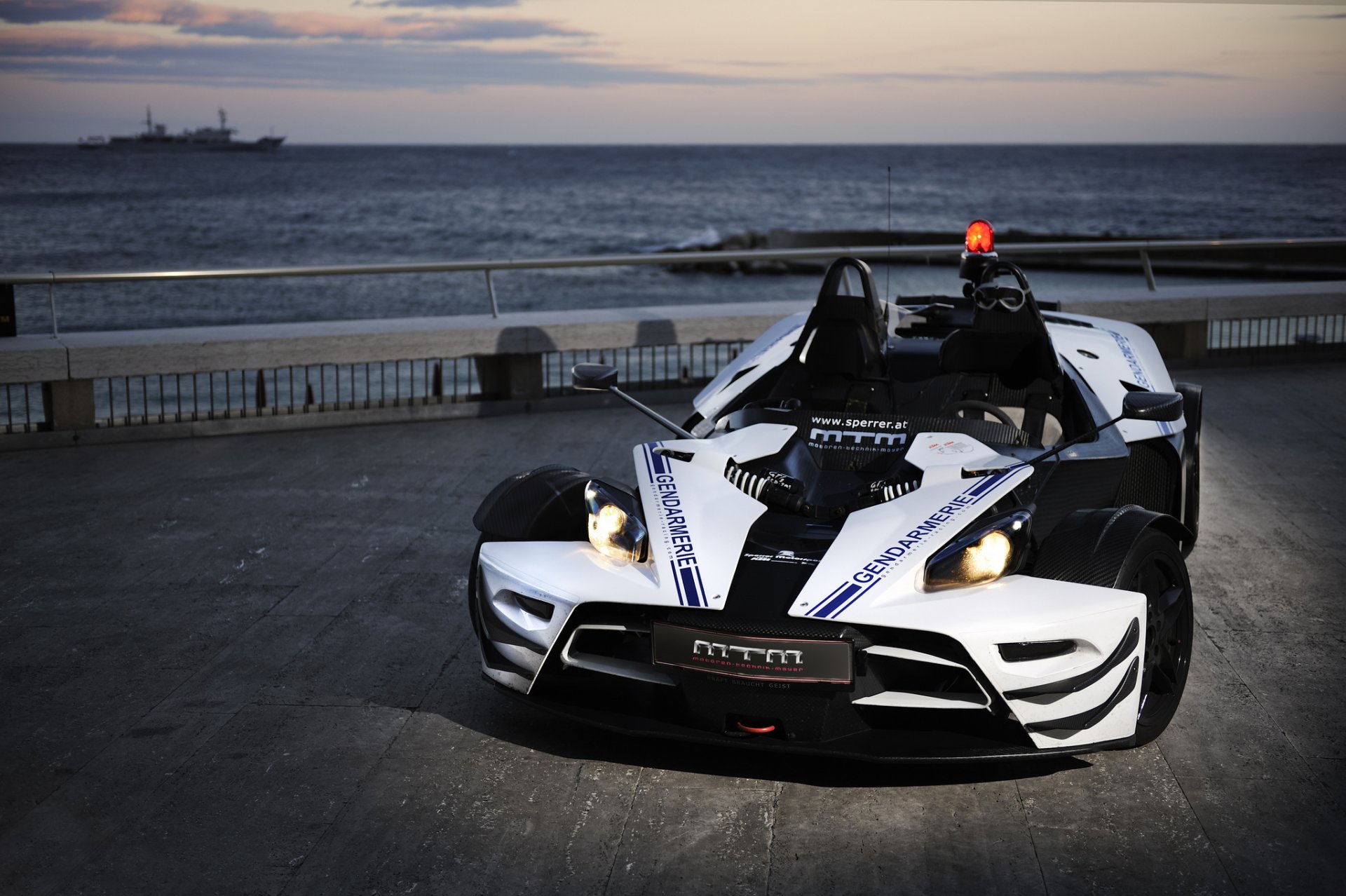 ktm x-bow mtm crépuscule mer police navire blanc