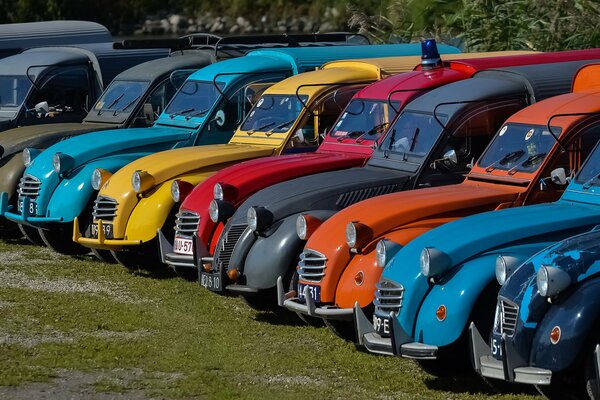 Collection de voitures citroen 2CV de différentes couleurs