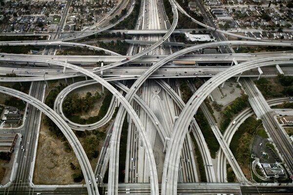 Une autoroute emmêlée dans une ville grise