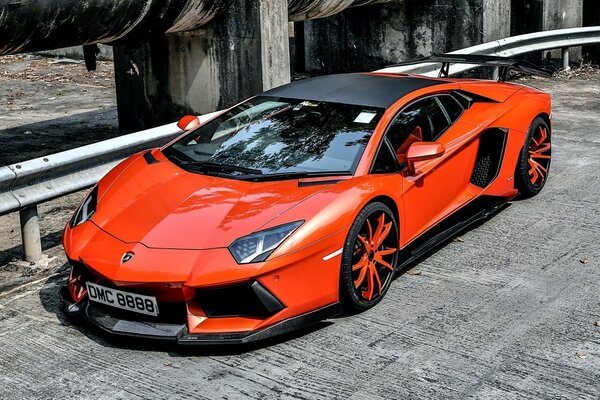 Fondo de pantalla de personalización. Coche naranja Lamborghini aventador