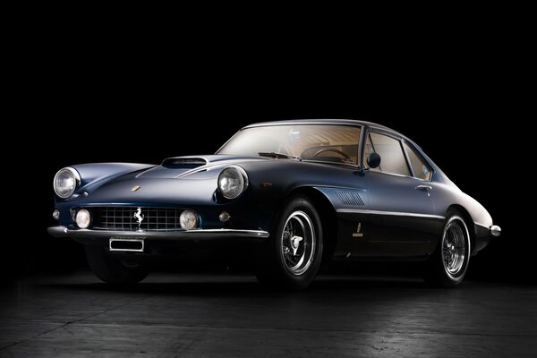 Vieux modèle Ferrari noir