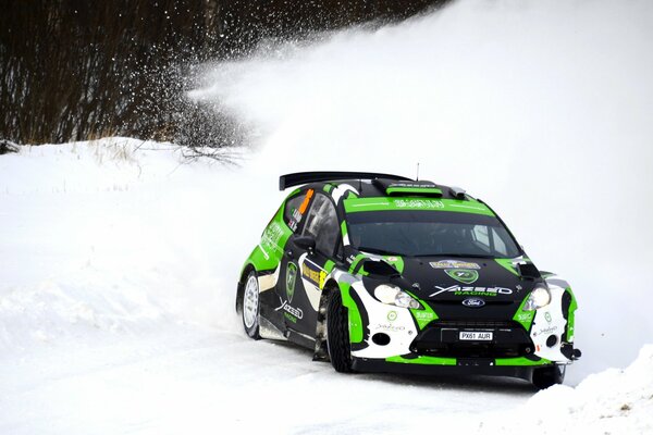 Ford fiesta en el Rally se metió en la nieve en la pista