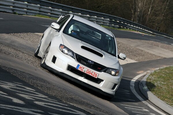 Blanco Subaru en la pista de carreras