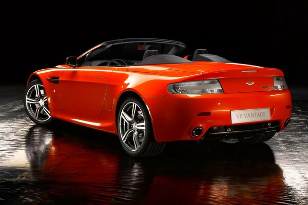 Aston martin Vantage convertible naranja