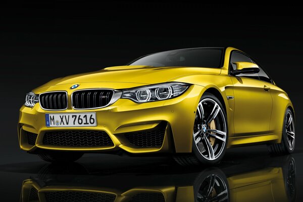 BMW modèle jaune avec les disques frais