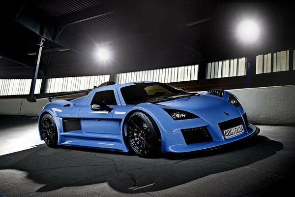 Supercar bleu sur la route de nuit