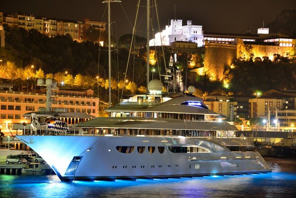 Schöne majestätische Yacht vor dem Hintergrund der Abendlichter