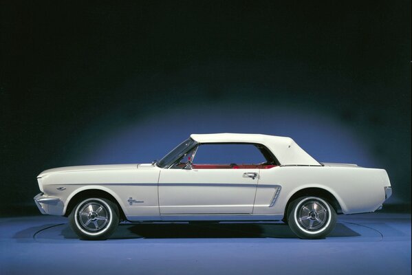 Ford mustang ZD model na ciemnoniebieskim tle