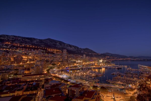 Panorama de la ciudad costera nocturna