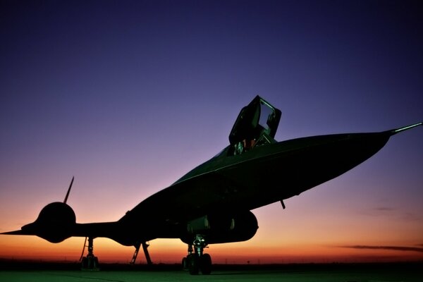 Elegante puesta de sol en un aeródromo militar