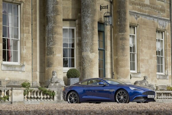 Voiture bleue près de la maison avec des colonnes