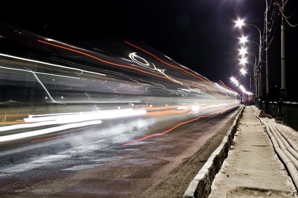 Riparazione del ponte di notte con luci