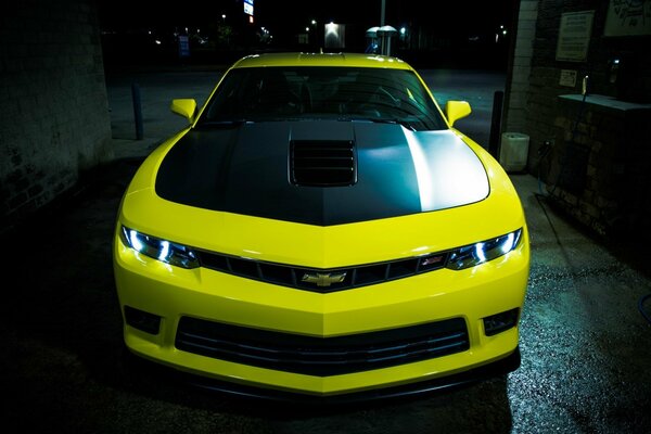 Chevrolet Camaro giallo acido fari notturni