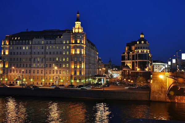 Stadtpromenade mit Brücke und Gebäuden