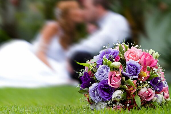 Bellissimo bouquet da sposa sull erba