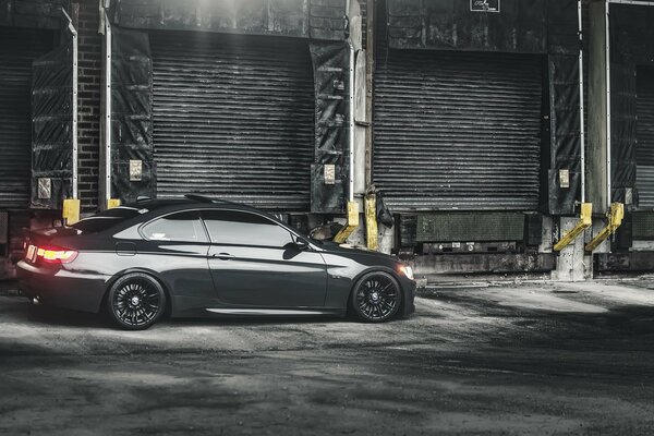 Voiture de sport noire dans les garages