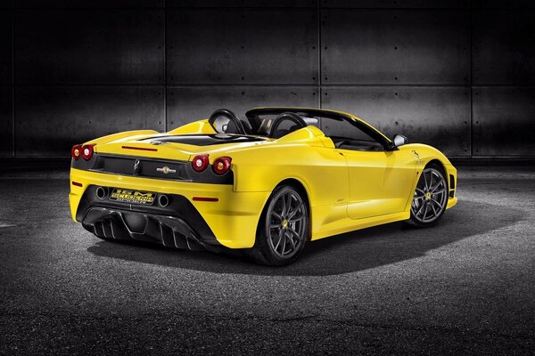 Hermoso Ferrari amarillo en un búnker negro