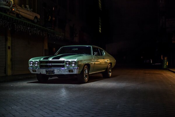 Coche retro en el garaje por la noche