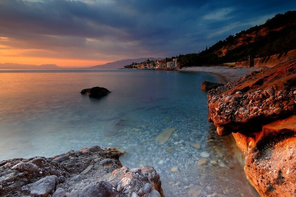 Paysage marin du soir avec des montagnes à l horizon