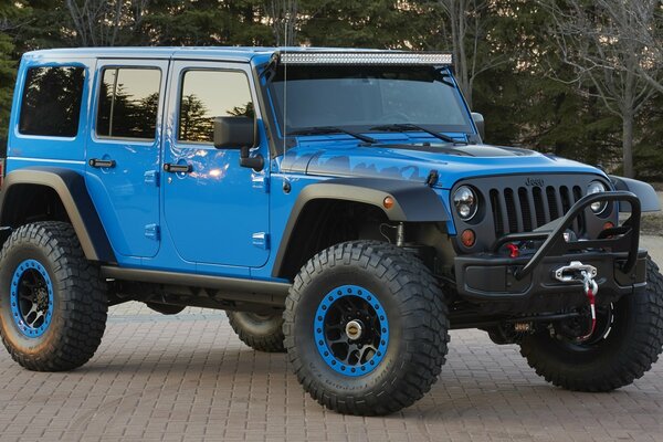 Jeep blu con vetri oscurati