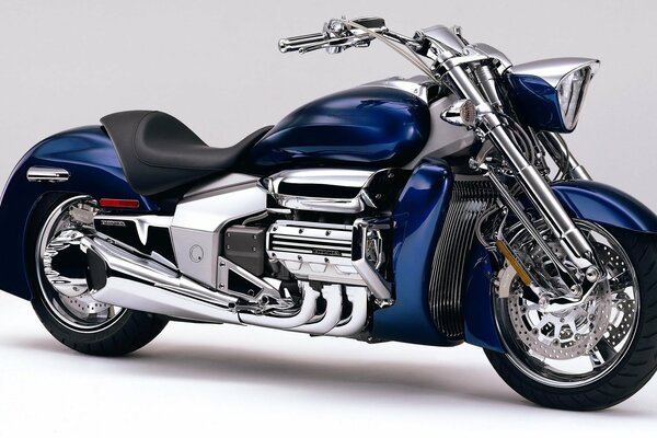 Moto chrome brillant Honda bleu