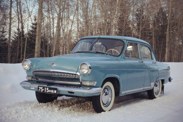 Leggenda dell URSS GAZ 21 su una strada innevata